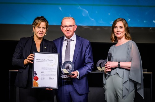 Mona Neubaur (NRW-Wirtschaftsministerin), Michael Finger (CEO technotrans SE), Helene Pawlitzki (Rheinische Post); Copyright © WiW2026