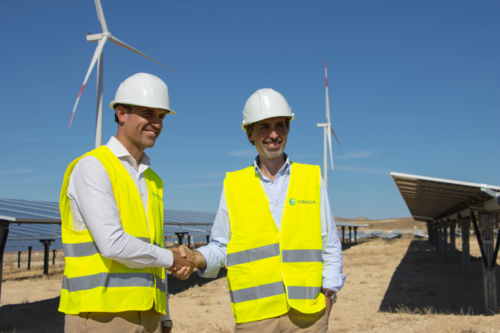Jorge Arenillas, Managing Director von Encavis Energy Solutions (links), und Alejandro Tejero-Garcés, Managing Director von Visalia, bei einem gemeinsamen Besuch im Encavis-Portfolio in Aragón, Spanien