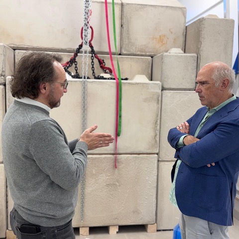 DI Dr. Mario J. Müller, Vice President R&D, und US-Investor Carl Page, Mitglied des Advisory Board der Emerald Horizon AG, vor den Abschirmblöcken der Neutronenquelle im Labor in Graz. (c) Fuchs